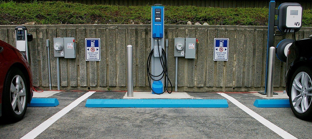 Parcare gratuită pentru mașinile hibrid și electrice din București