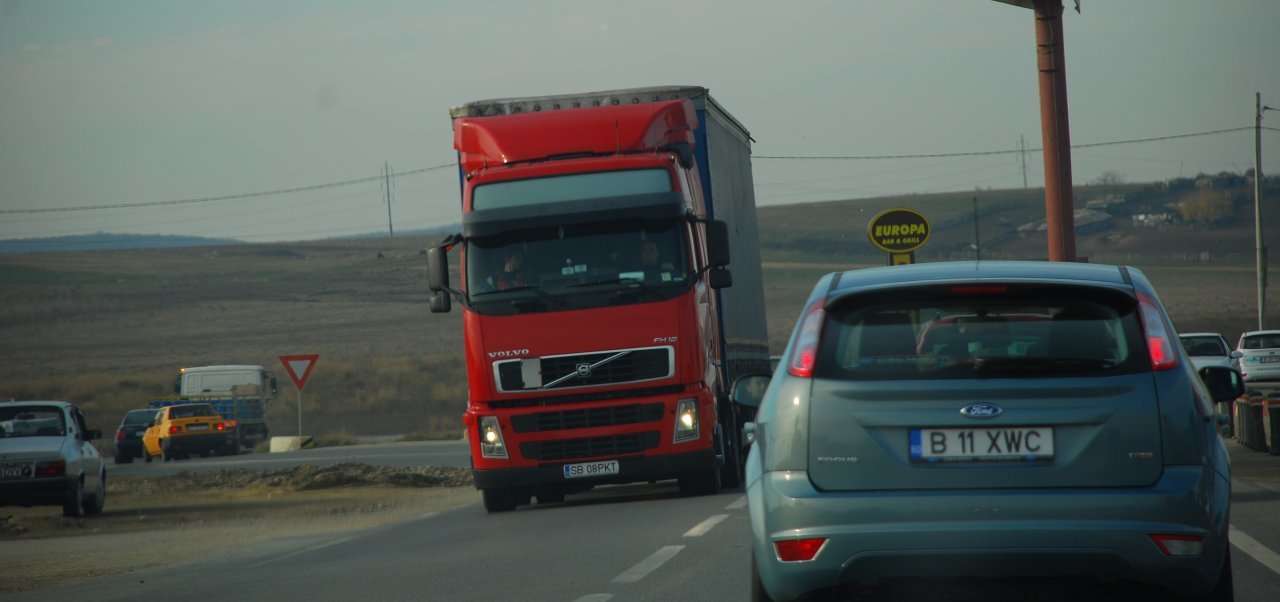 Casele de expediții susțin protestul transportatorilor împotriva scumpirii polițelor RCA