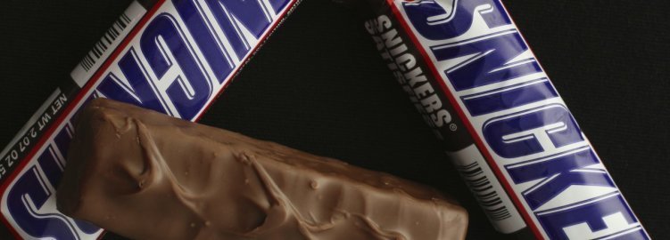Un șofer pierde remorca plină cu… ciocolată Snickers