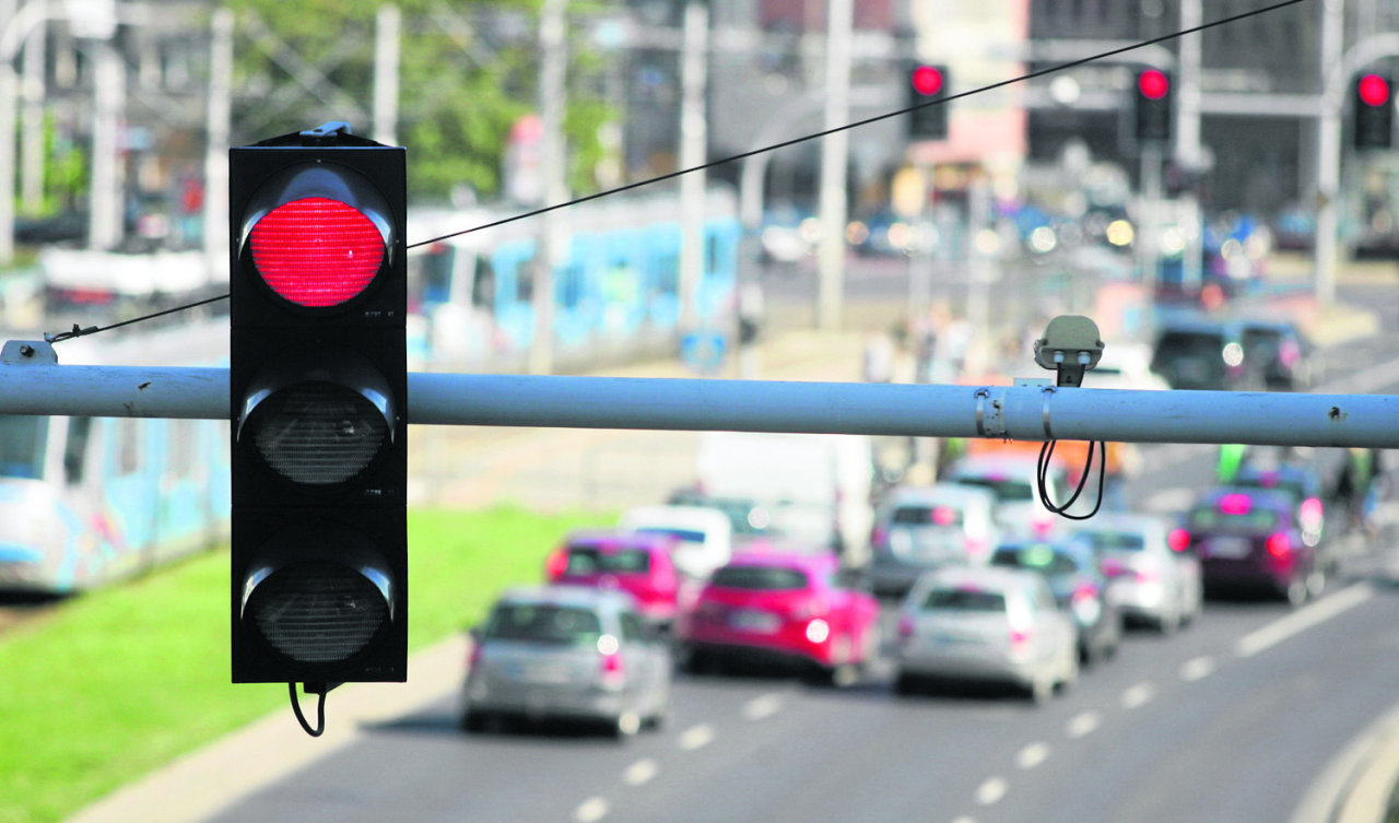 Jazda na czerwonym świetle jak rosyjska ruletka. Kierowcy w Polsce nagminnie łamią przepisy