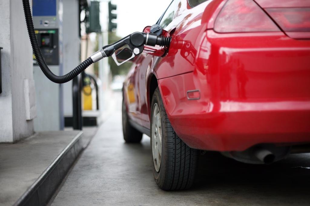 Premierul României: Supraacciza la carburanţi va fi impusă în toamna acestui an. Încă negociem cu producătorii