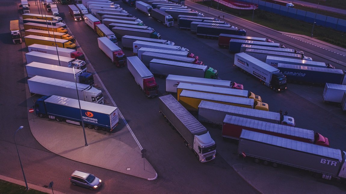 Kierowco, nie zawracaj głowy spedytorowi – miejsca parkingowe na trasie znajdziesz sobie sam