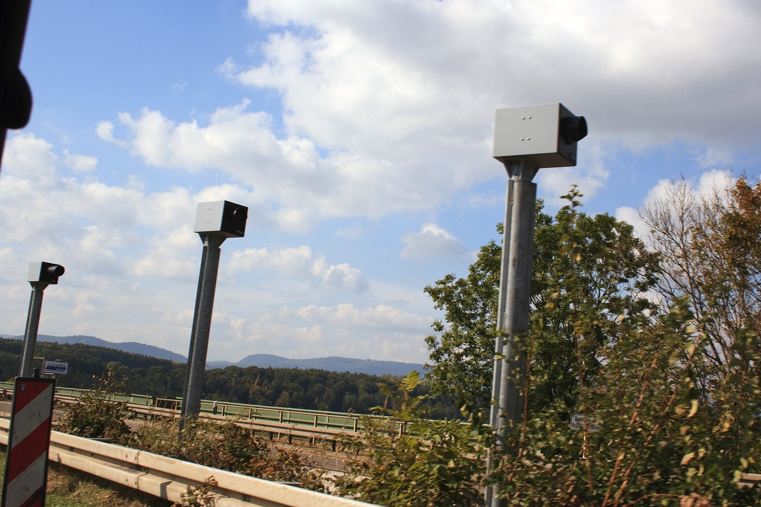Inteligentne fotoradary na niemieckiej autostradzie. Odróżniają osobówki od ciężarówek