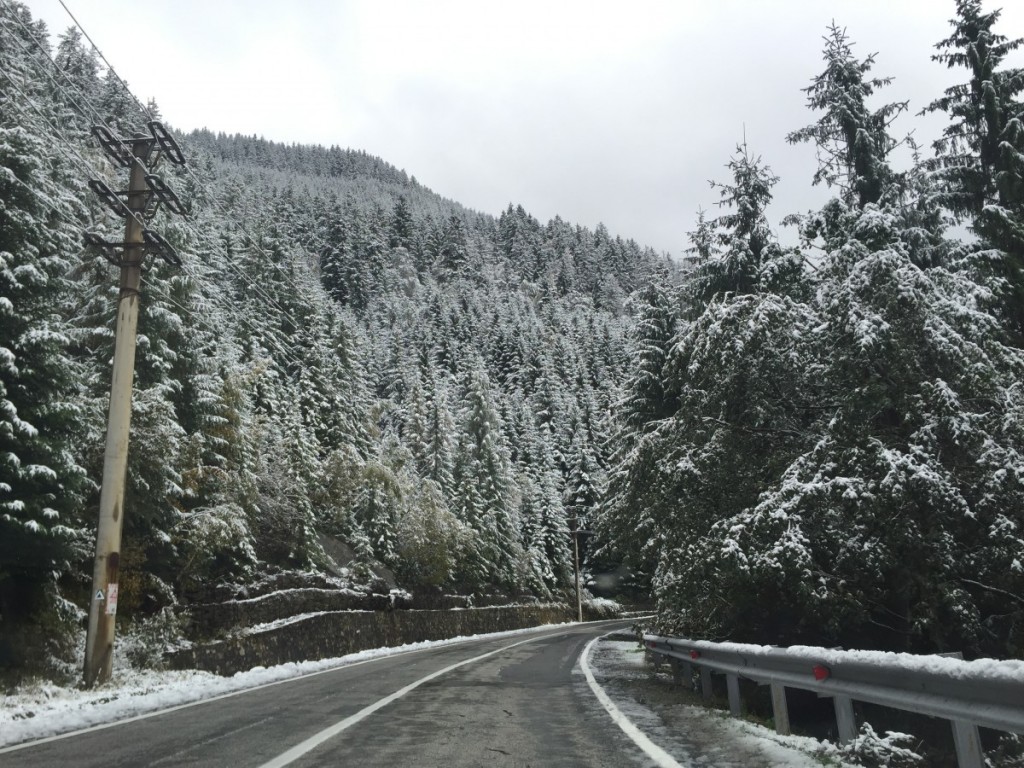 Circulația pe Transfăgărășan este închisă din cauza căderilor de zăpadă