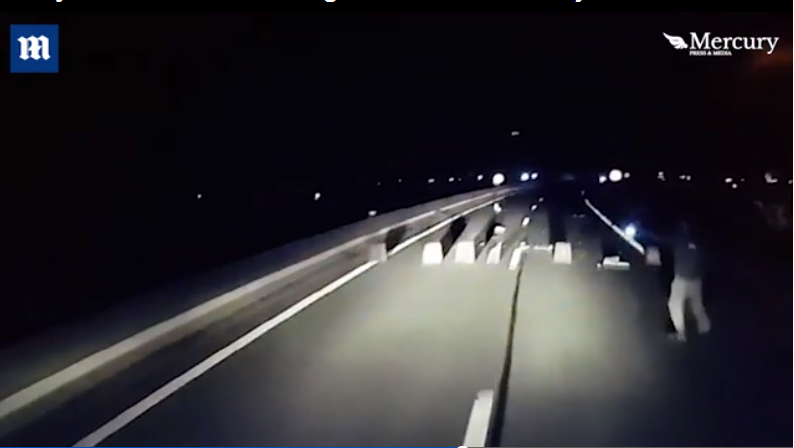 Menekültek próbáltak megállítani egy kamiont Calaisnál – videóval!