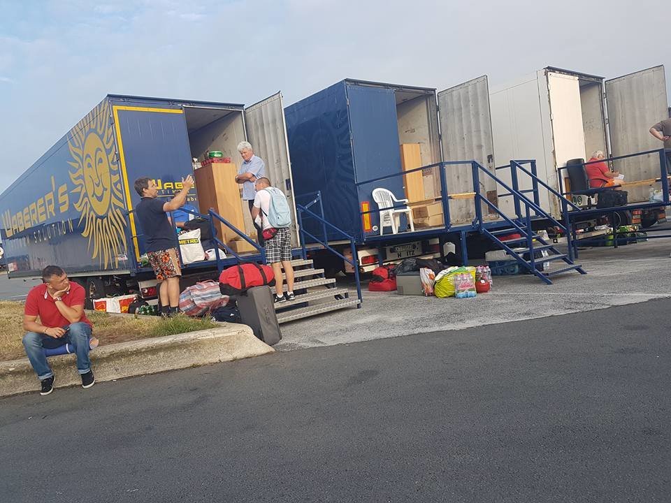 În cabină este interzis, dar în container – nicio problemă. Iată cum arată o pauză de 45 de ore în parcările din Franța.