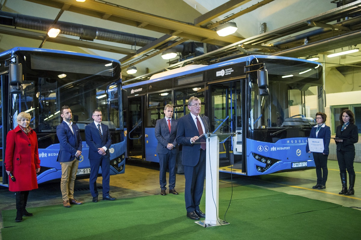 Az Ikarus kettő, magyarországi gyártású buszt adott át a BKV-nak. Metrópótlónak.