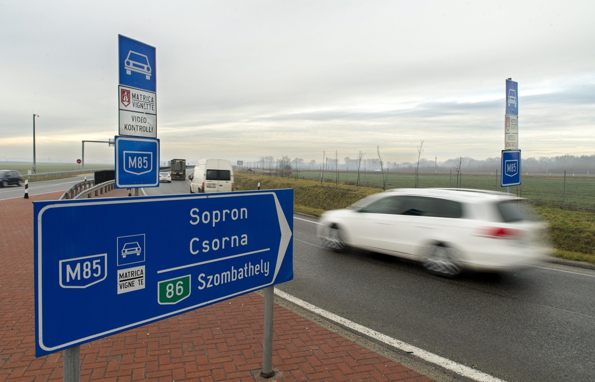 Fizetős az M85 csornai elkerülő szakasza – tévelygőknek 60 perc türelmi idő ematrica vásárlásra
