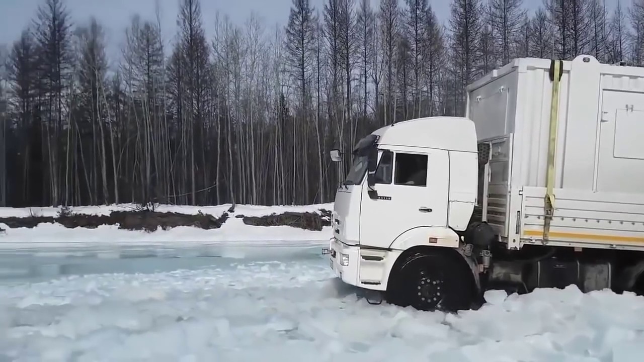 Cum a mers un camion rusesc pe un râu înghețat? (video)
