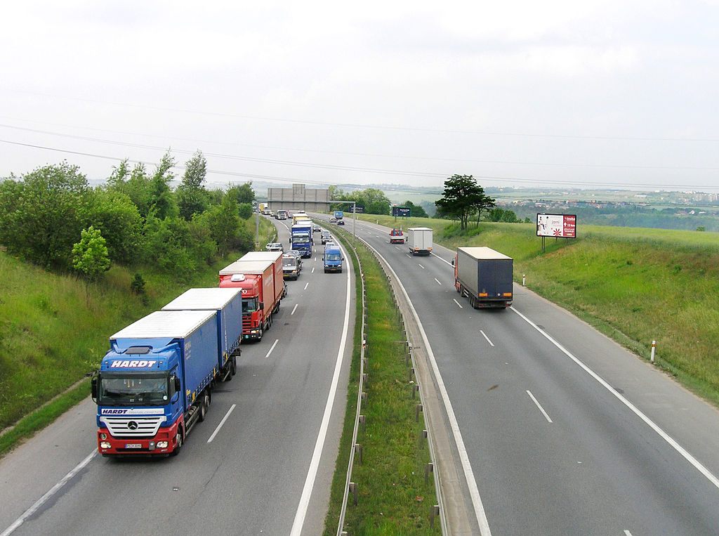 Sparen an der Autobahn 2021: Raststätten sind 20% teurer als Autohöfe!