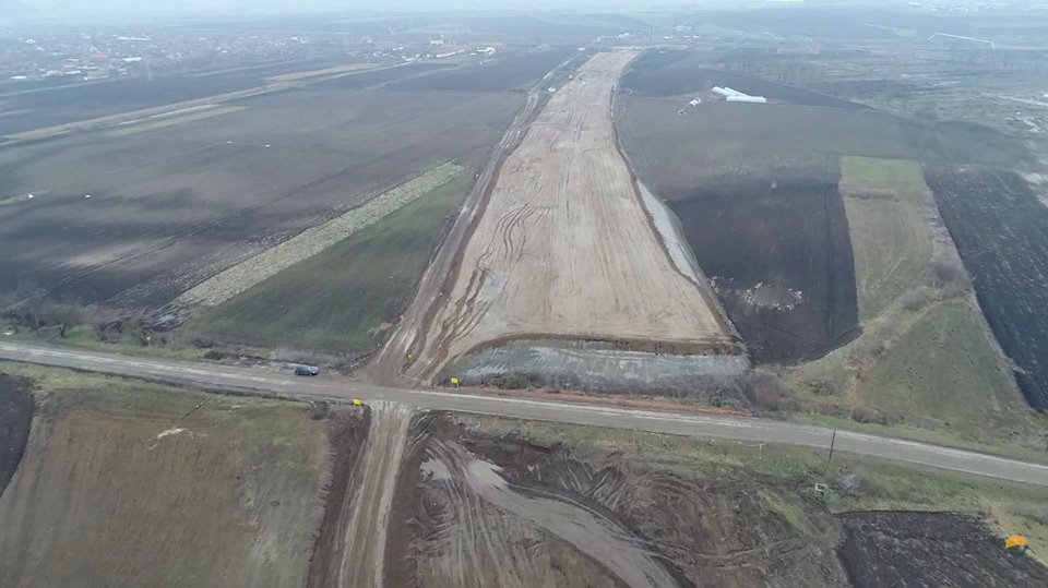 Prima filmare aeriană din zona Luduș-Chețani care surprinde stadiul lucrărilor la Autostrada Transilvania