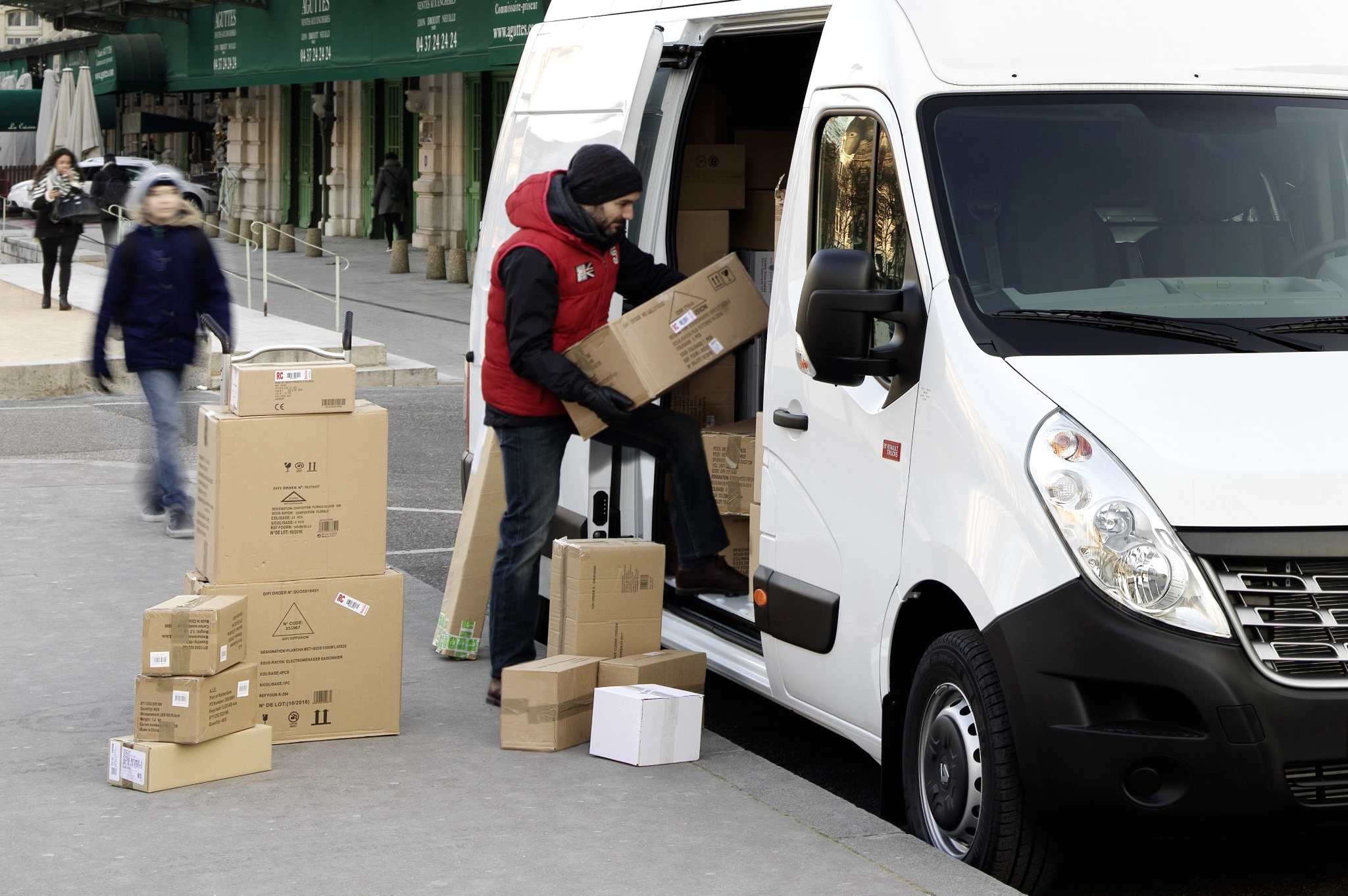 Premia dla klienta za dłuższą dostawę? Zobacz, jak operatorzy logistyczni traktują wyścig o czas