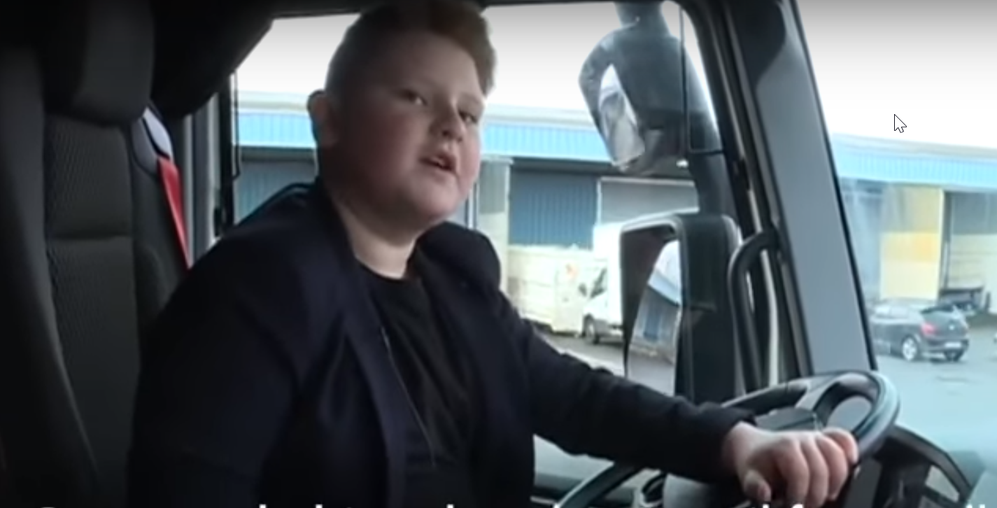 9-jähriger Junge am Steuer eines Lastwagens