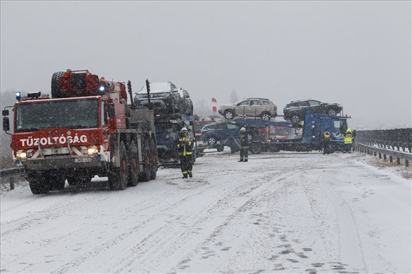 FRISSÍTVE! Már beléphetnek Szlovéniába a 7,5t-nél nagyobb járművek; balesetek Zala és Vas megyében, elsőfokú riasztás Győr-Moson-Sopronban