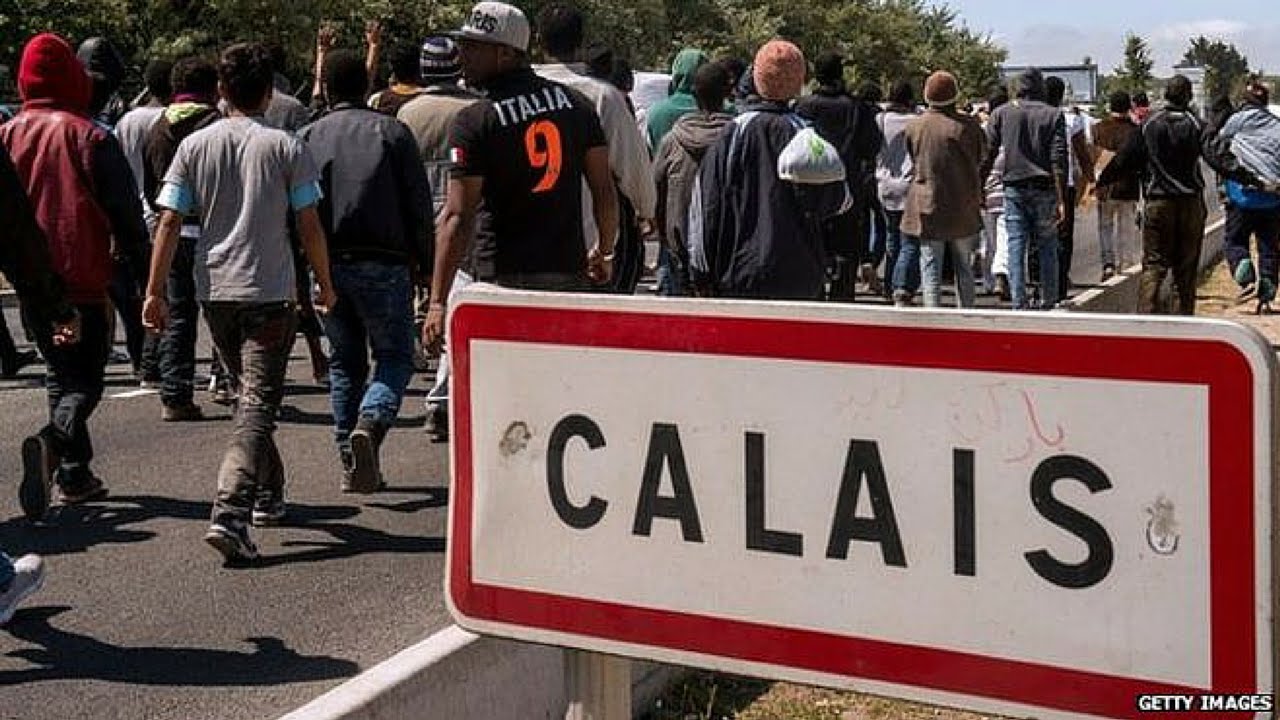 Situația refugiatilor este departe de a fi rezolvată: la Calais, aceștia pătrund în camioane într-un număr din ce în ce mai mare.