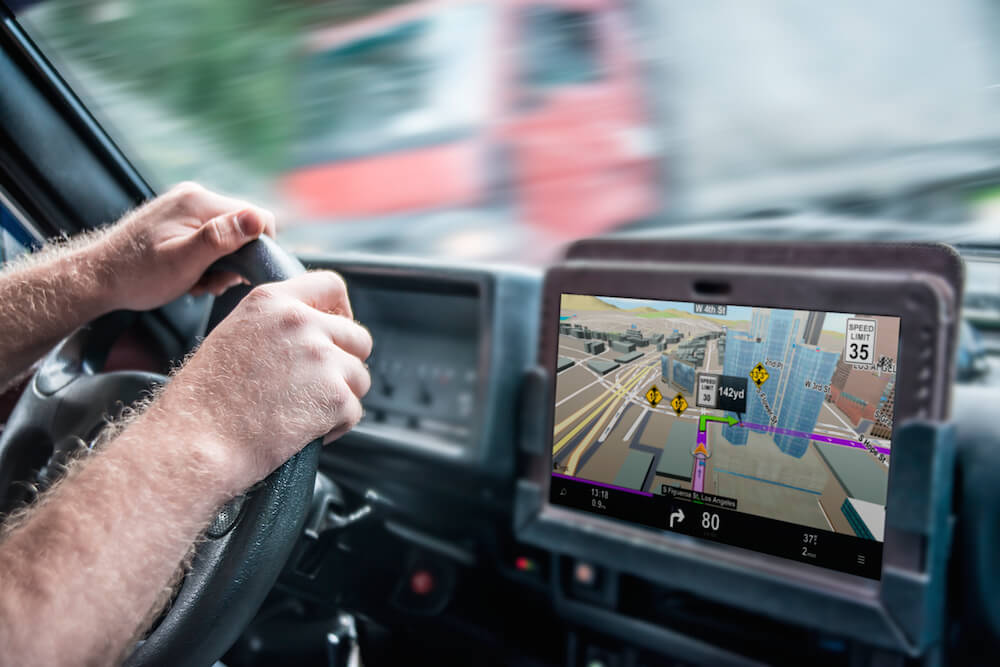 Sistemele GPS nu oferă întotdeauna indicații corecte. Iată cum șoferii de camion ajung să aleagă rute greșite și cum putem rezolva această problemă.