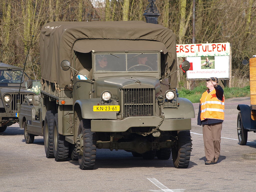 Holland megoldás a sofőrhiányra: béreljen teherautót és járművezetőt a hadseregtől!