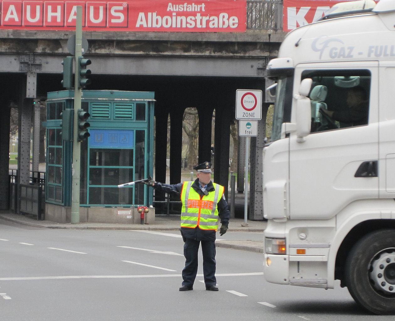 A kabinban ébresztette fel a járművezetőt egy álrendőr Németországban – nézze meg, milyen a VALÓDI rendőrigazolvány!