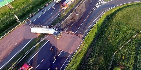 Polonia: Trafic blocat pe A2 din cauza unui accident de camion. Drumul este acoperit de ciocolată lichidă (video)