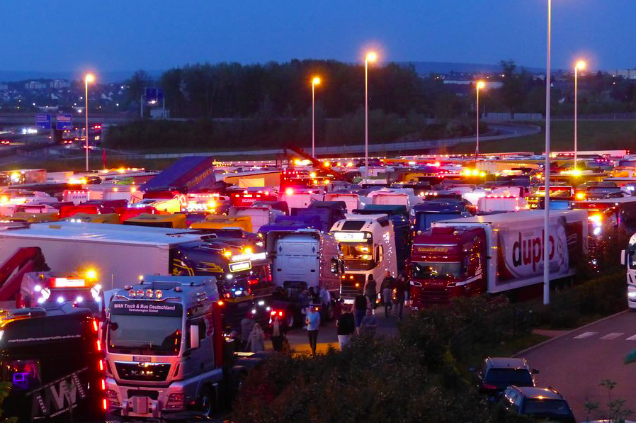 Germania: Expoziție de camioane cu un scop nobil. În fiecare an șoferii de camioane își arată generozitatea.