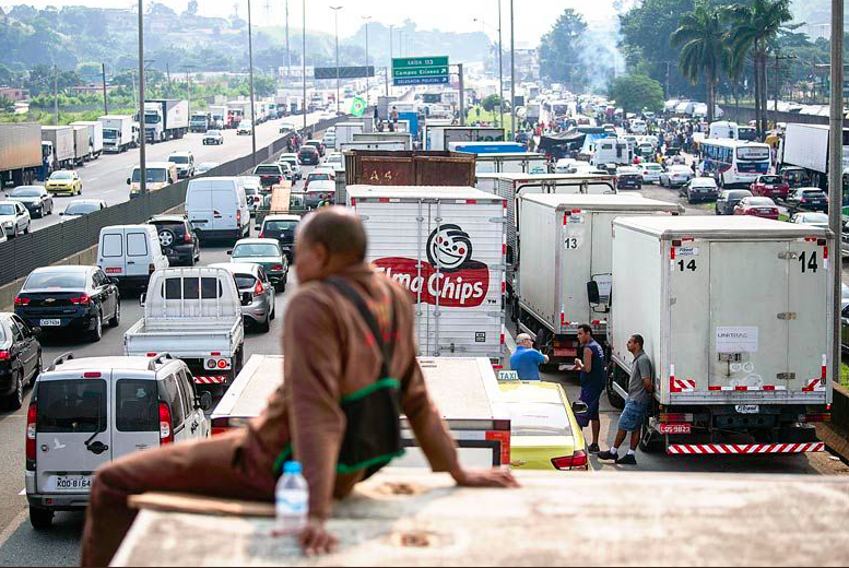 A brazil tehergépjármű-vezetők megbénították az egész országot. A hatalom meghátrált, és teljesíti követeléseiket