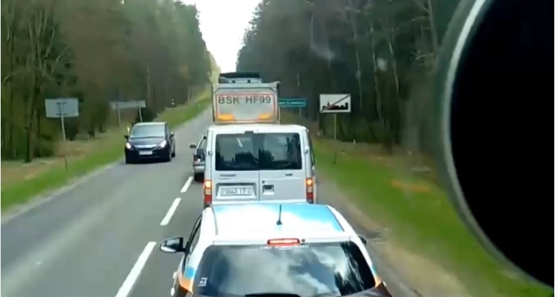 Un șofer și-a aruncat resturile pe marginea drumului. Reacția șoferului de camion din spatele său l-a luat total prin surprindere.