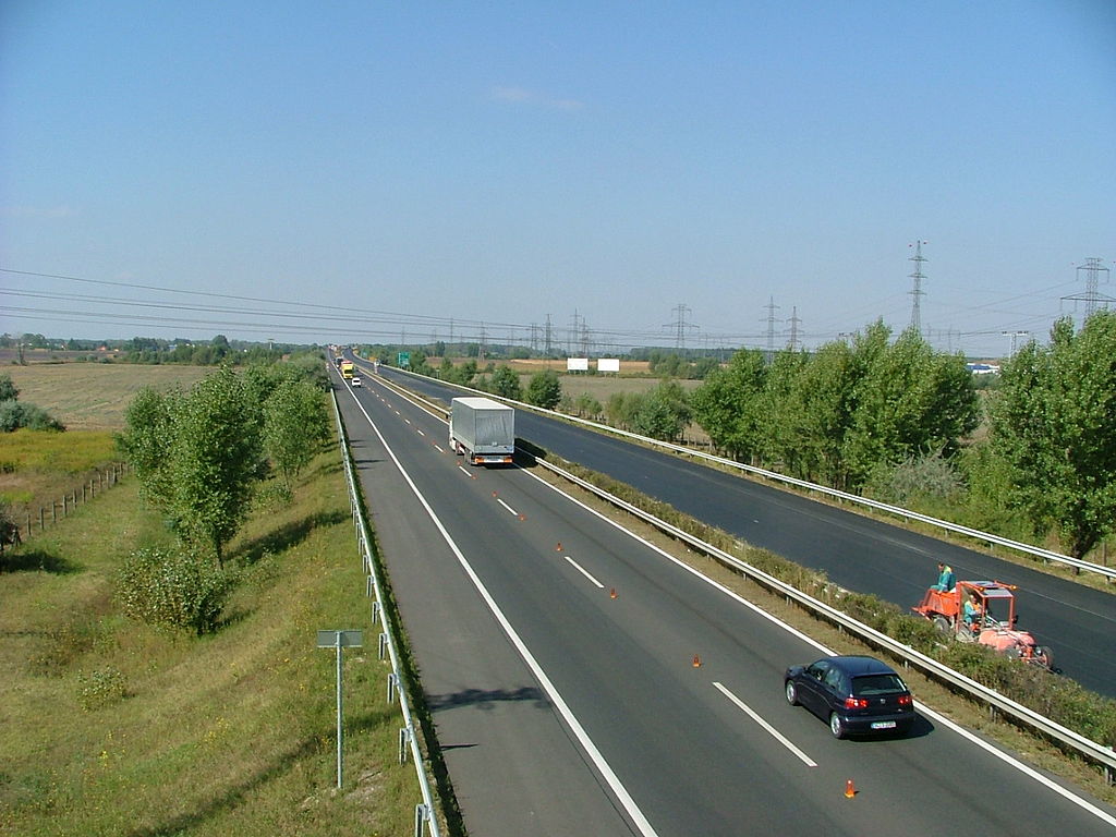 Komárom, Bicske, Győr – kaszálás, sövénynyírás, nagyfelületű javítási munkálatok az M1-en