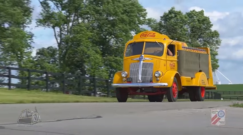 Több mint ezer régi teherautó egy helyen (videóval és fotókkal)