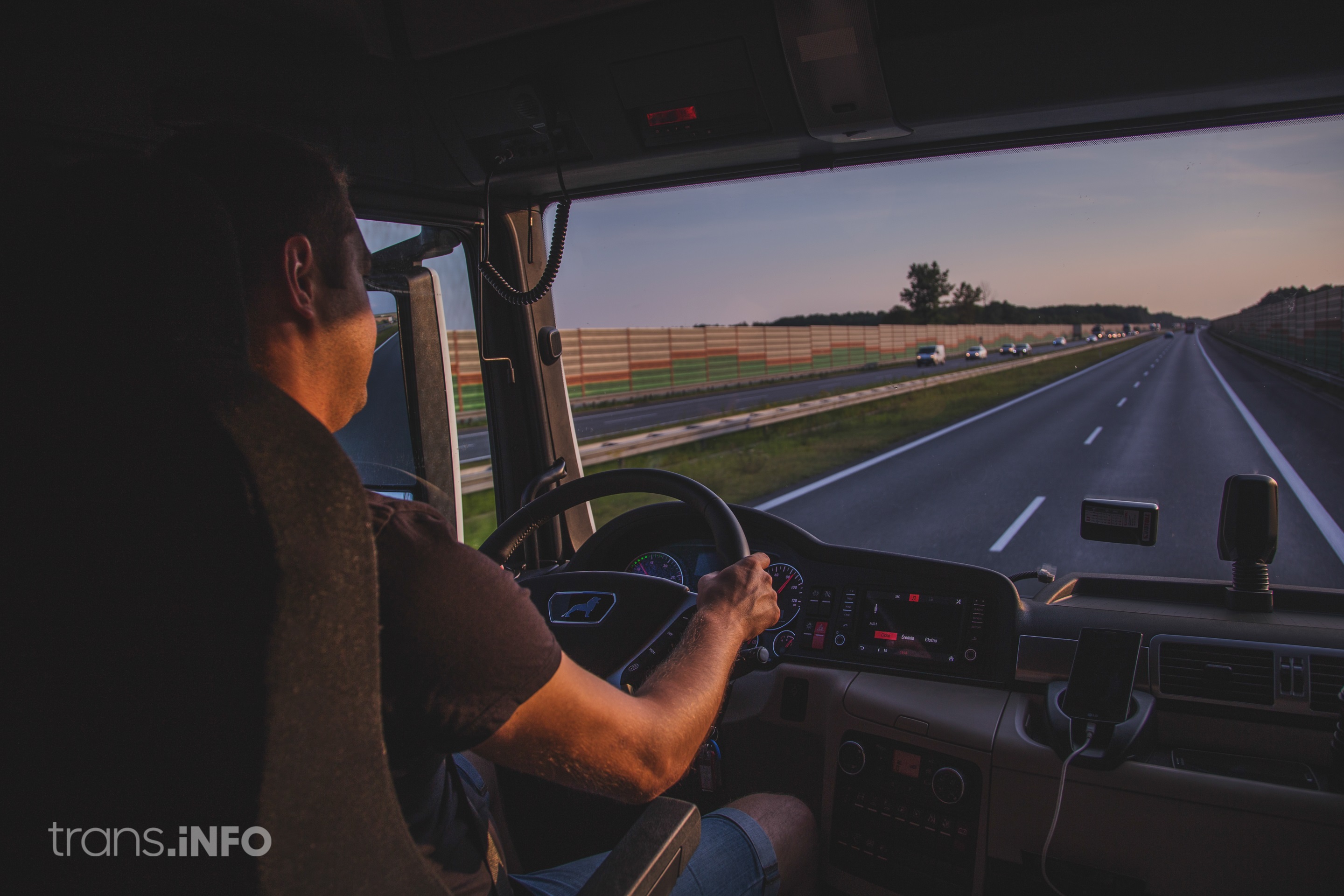 Németország kétségbeesetten sofőröket keres. A személyzet hiánya miatt a teherautók 20 százaléka áll