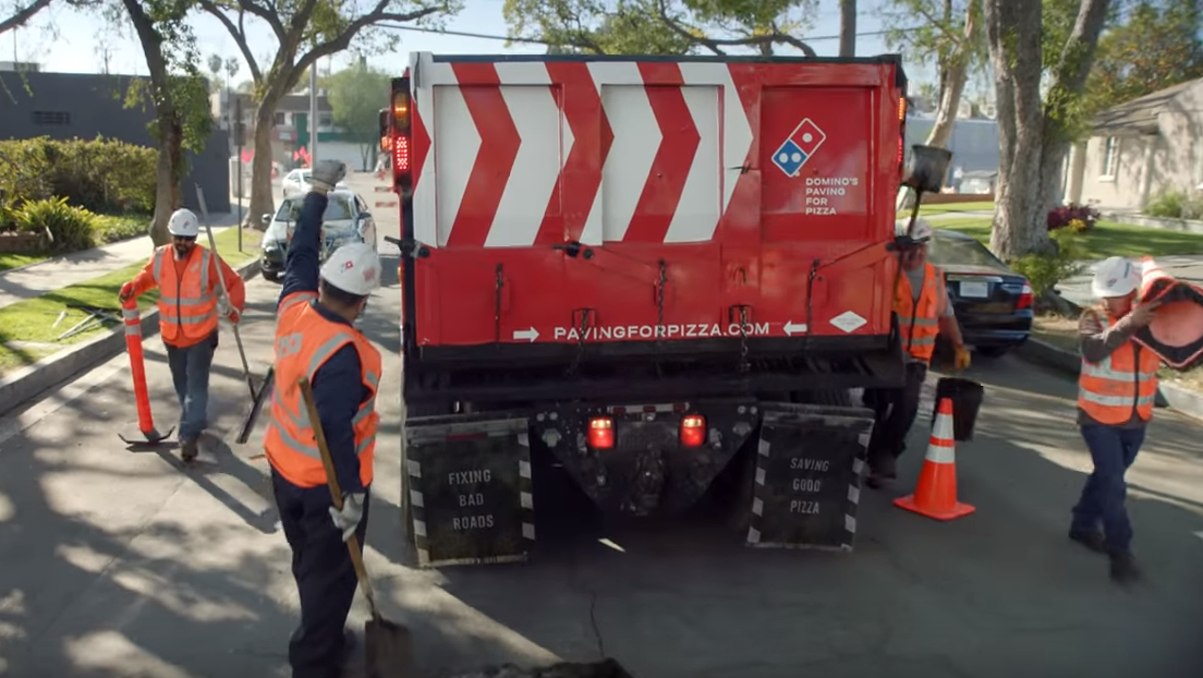 A Domino Pizza szokatlan akciója: több mint 200 útkátyút befoltoztak, hogy gyorsabban tudják kivinni a pizzát!