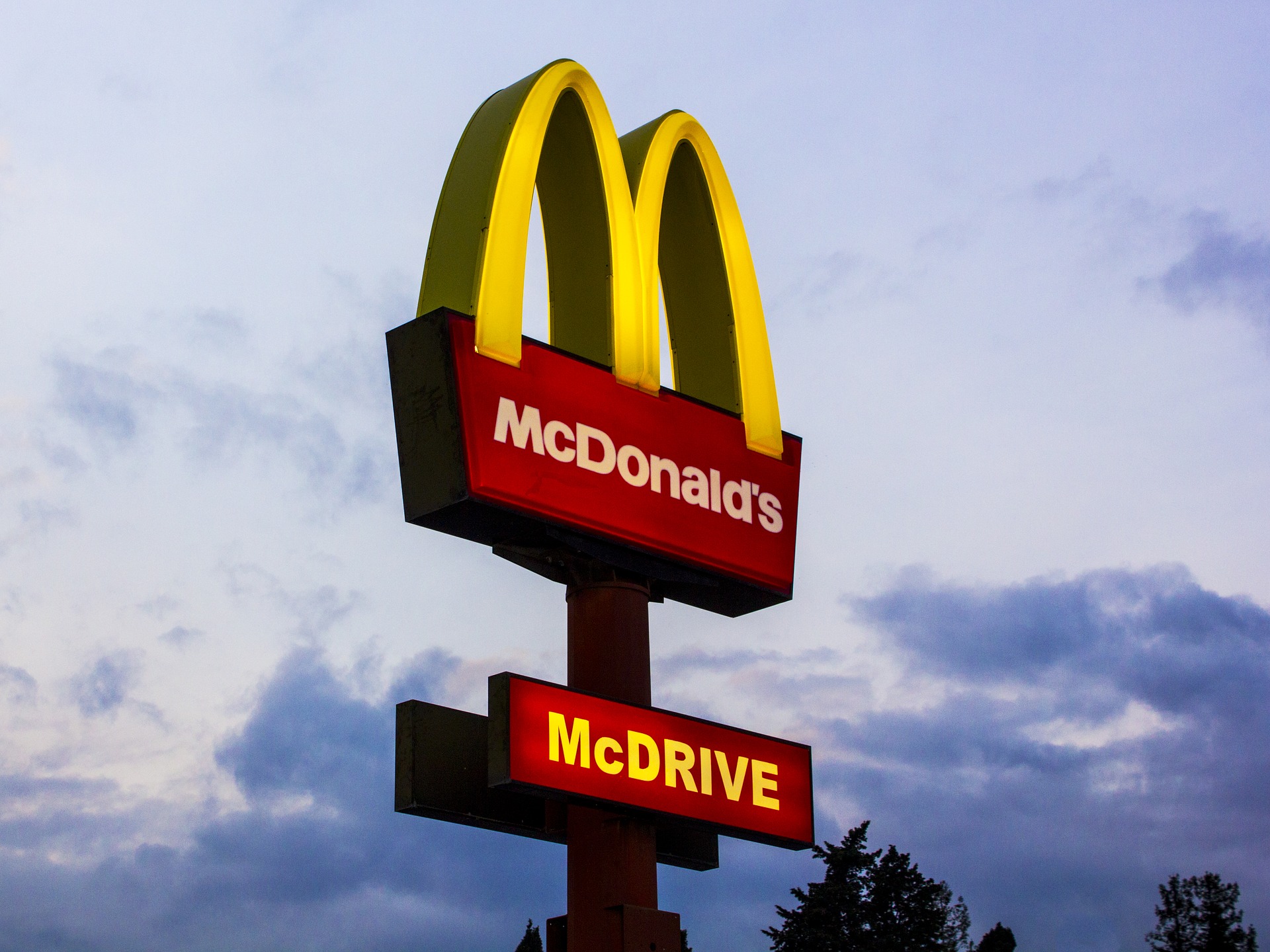 TransInstant: Ciężarówki z McDonald’s tankują olej… po smażeniu frytek | Kolejna grupa uprawniona do kierowania ruchem
