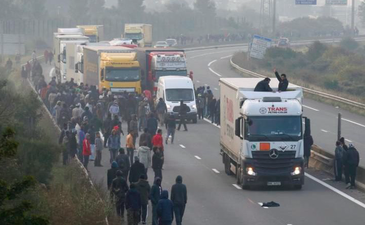 A menekültek újra akcióban. Caenben és Ouistreham kikötőjében egyre rosszabb a helyzet.