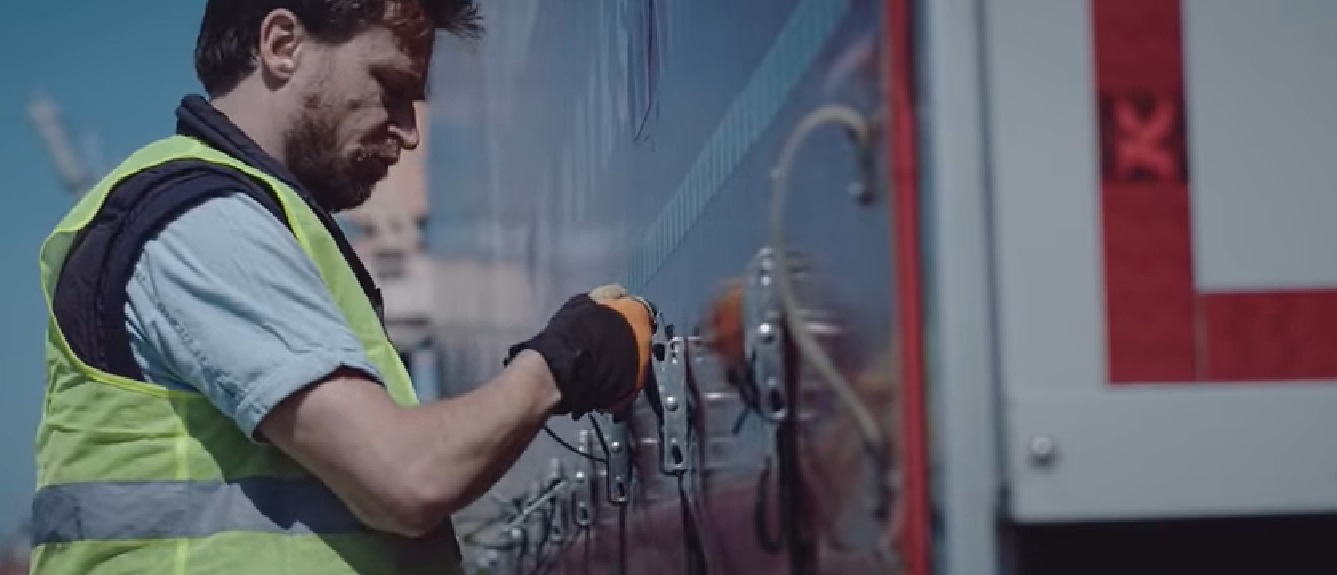 „Ce înseamnă să fii șofer de camion?” Un nou material emoționant de la ADAR