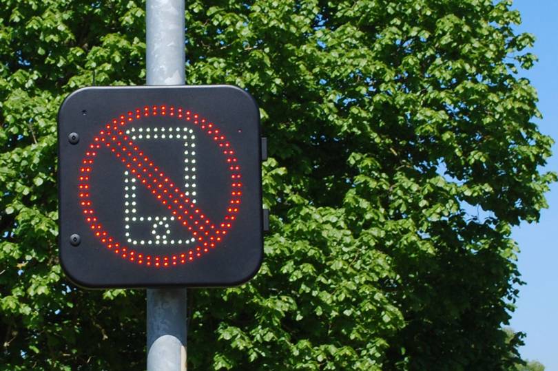 Marea Britanie testează indicatoare rutiere care identifică folosirea telefonului mobil la volan