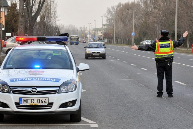 Országszerte szondáztatják a járművezetőket a rendőrök húsvétkor