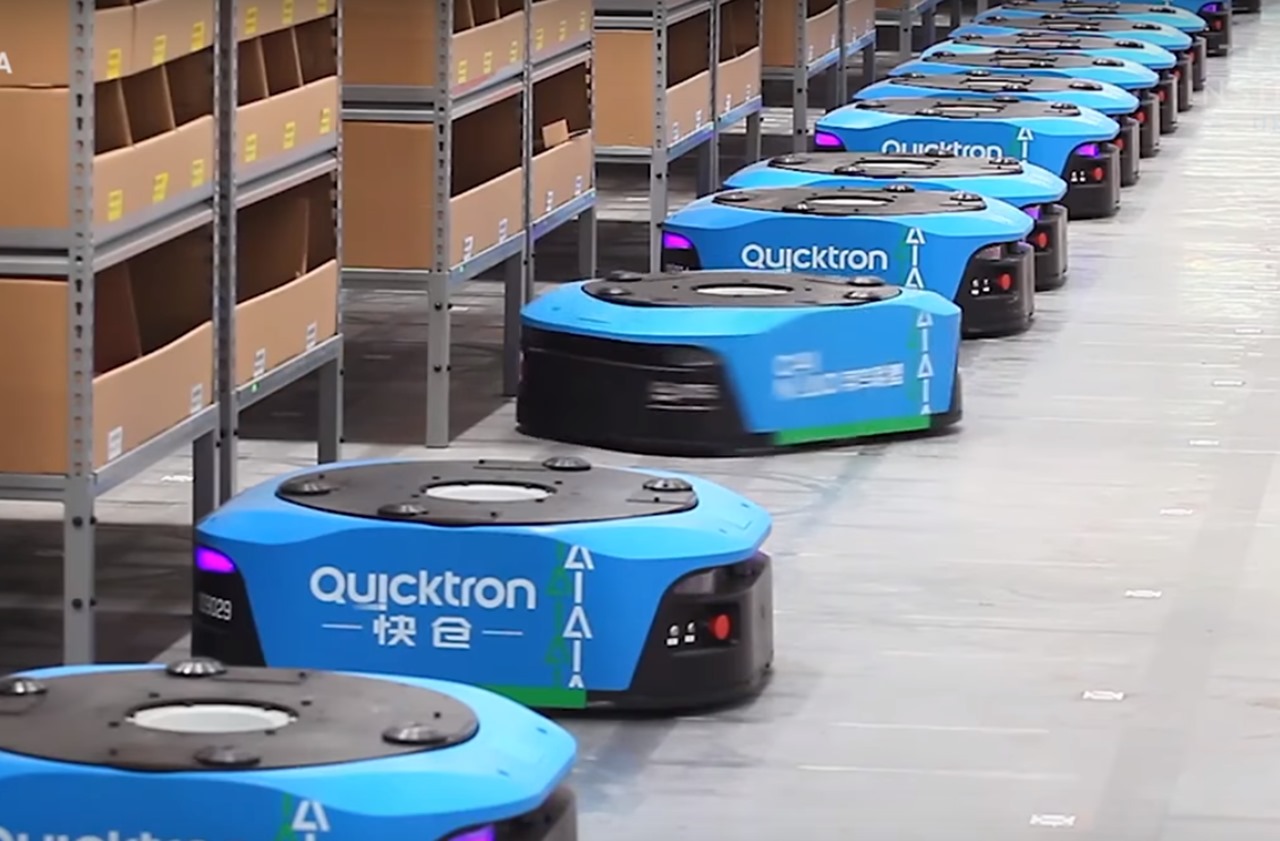 Forgó robotok az Alibaba raktárában. Hála nekik, az embereknek kevesebb dolguk van