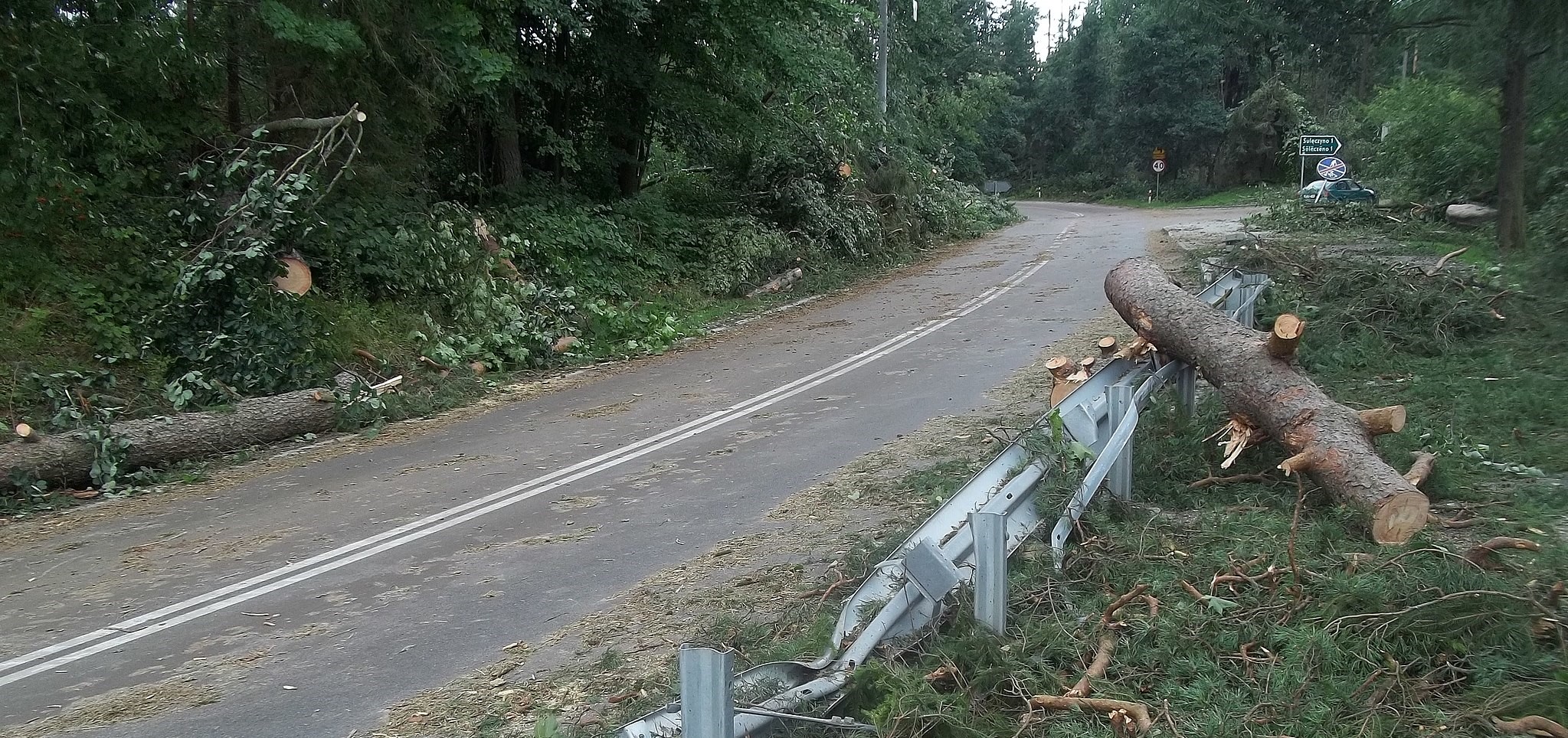 Erős szél és rossz időjárási körülmények az európai utakon. Hogyan csökkenthető a balesetek kockázata egy szélvihar alatt?