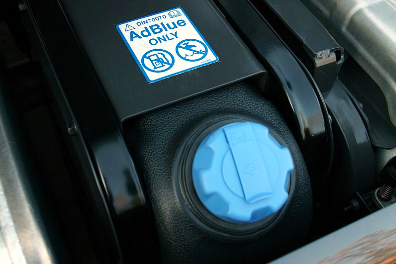 A járművezetőt és a szállítmányozót keményen megbüntették AdBlue-manipulálás miatt. A bírság még csak a kezdet