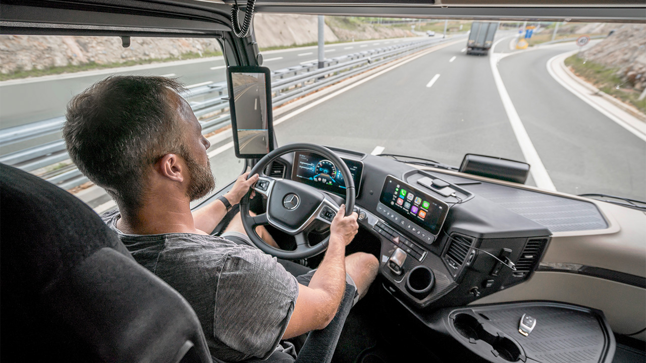 Az új Actros: érintőképernyős műszerfal, MirrorCam és hatékonyabb vészfék-rendszer