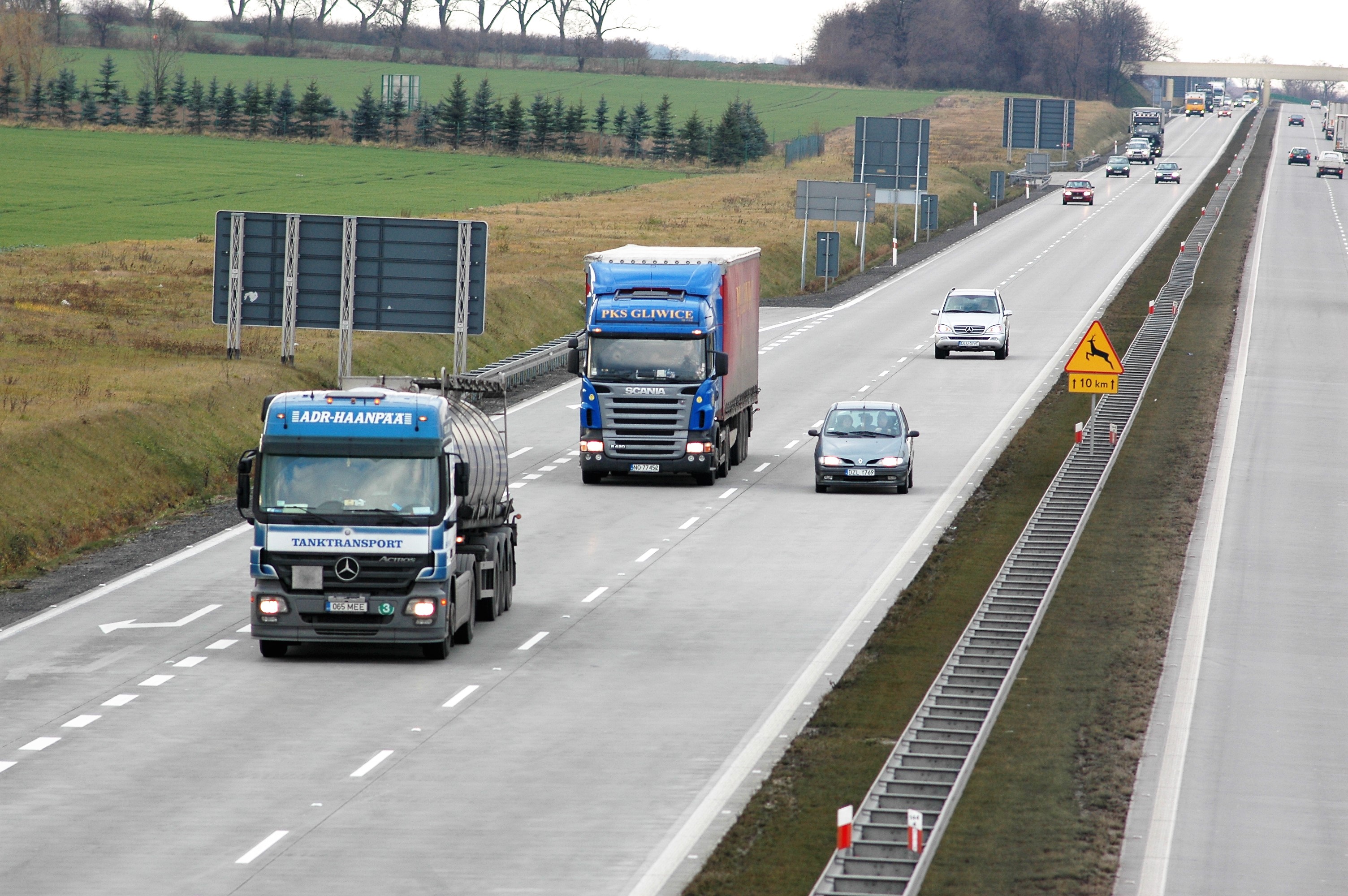 Veiklą į Lenkiją jau perkėlė beveik 500 Lietuvos transporto įmonių. Iki metų pabaigos jos valdys apie 4,5 tūkst. vilkikų