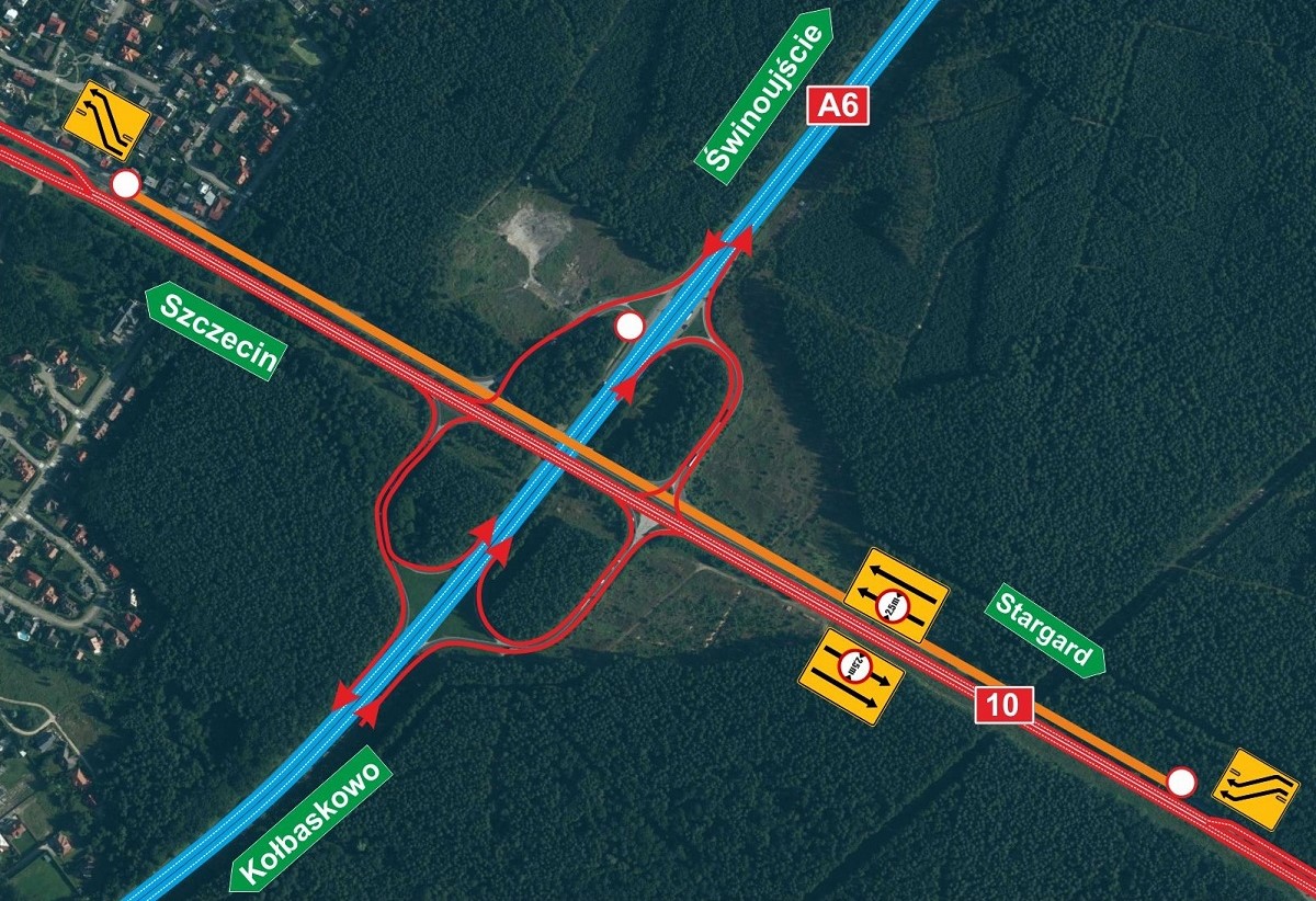 Utrudnienia na autostradzie A6. Ruszyła przebudowa nawierzchni na węźle Szczecin Kijewo. Kierowcy nie mogą korzystać z wiaduktu w stronę Szczecina, który zostanie wyburzony, a na jego miejscu zbudowany zostanie nowy. Cały ruch został z tego względu przeniesiony na wiadukt prowadzący w kierunku Stargardu. Wyznaczono tam tymczasowo na jednej jezdni w ciągu drogi krajowej nr 10 cztery pasy – po dwa w każdym kierunku (z czego dwa są zwężone do 2,5 m). Na czas prowadzonych prac zamknięto także łącznice trasy Stargard-Kołbaskowo. Zakończenie robót planowane jest na trzeci kwartał 2020 r. Mapa: gddkia.gov.pl