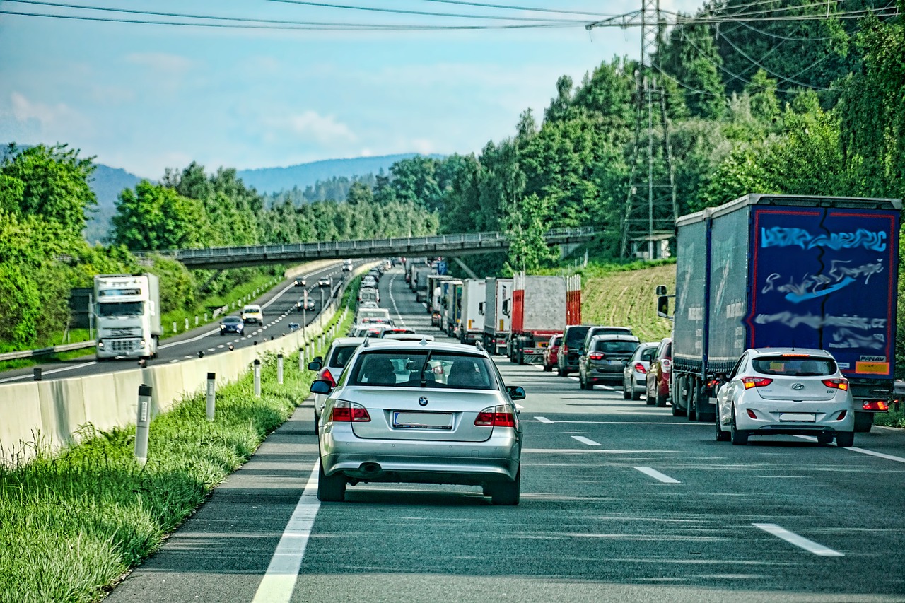 Ítélet a mentőfolyosó akadályozásáért Németországban – egy járművezetőnek bevonták a jogosítványát