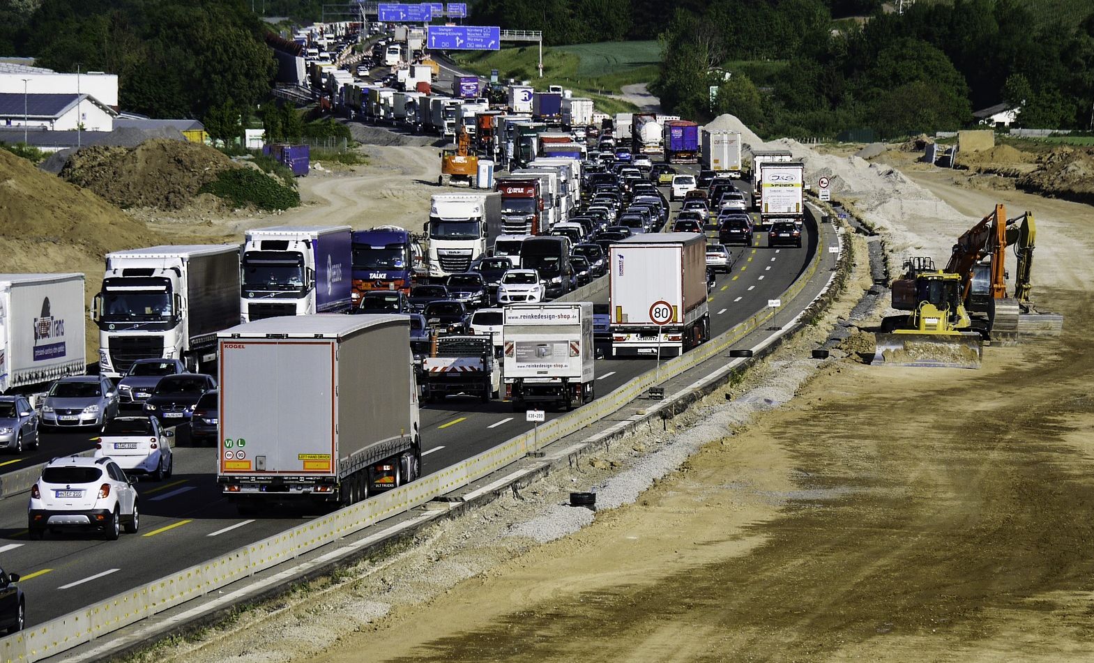 Probleme mit der Arbeitszeit von Kraftfahrern bei der Pandemie. Prüfen Sie, was zu tun ist, wenn der LKW im Stau stecken bleibt