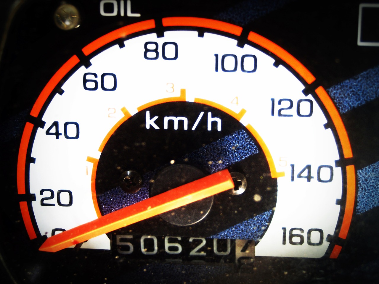 Ausztria: a teherautók éjszakai sebességhatárt eltörölnék; tesztelik a személyautók sebességhatár-emelését 140 km/órára