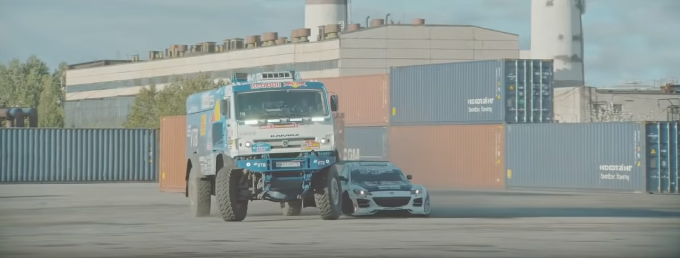 9-tonowy Kamaz i wyścigowa Mazda we wspólnym drifcie. Zobacz niezwykły wyścig