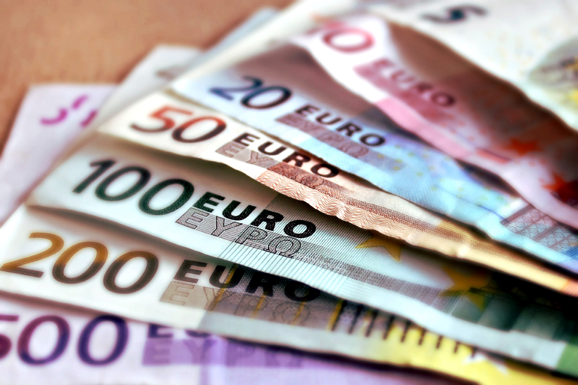 Zarobki pracowników branży TSL w Niemczech i w Polsce. Sprawdź, jak bardzo różnią się płace na różnych stanowiskach