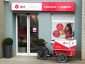 Kurierzy DPD pojadą… rowerami. Firma szuka pomysłów na alternatywne dla dostawczaków formy przewozu przesyłek. “Aktualnie dysponujemy 60 rowerami dla kurierów, będącymi na wyposażeniu 30 oddziałów miejskich na terenie całej Polski oraz dwoma rowerami elektrycznymi, które poruszają się po dzielnicy biznesowej przy ul. Wołoskiej w Warszawie. Przesyłki doręczane są w sąsiedztwie oddziałów miejskich także przez kurierów pieszych. Oddział przy Wołoskiej korzysta ponadto z 4 skuterów elektrycznych. Zakres działania rowerów i skuterów elektrycznych w sieci DPD Polska będzie w najbliższych miesiącach rozszerzany na inne lokalizacje” – stwierdziła firma. Niestety na razie nie ujawnia, jak policzyła opłacalność takiego rozwiązania i czy postawienie na rowerzystów ma być odpowiedzią na braki kierowców w branży kurierskiej.