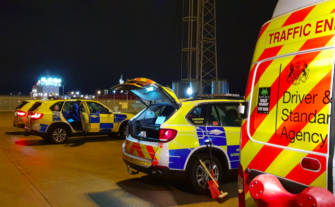 Nagy-Britannia: 100 font bírság a függöny miatt. A DVSA valóban vadászik a sofőrökre?