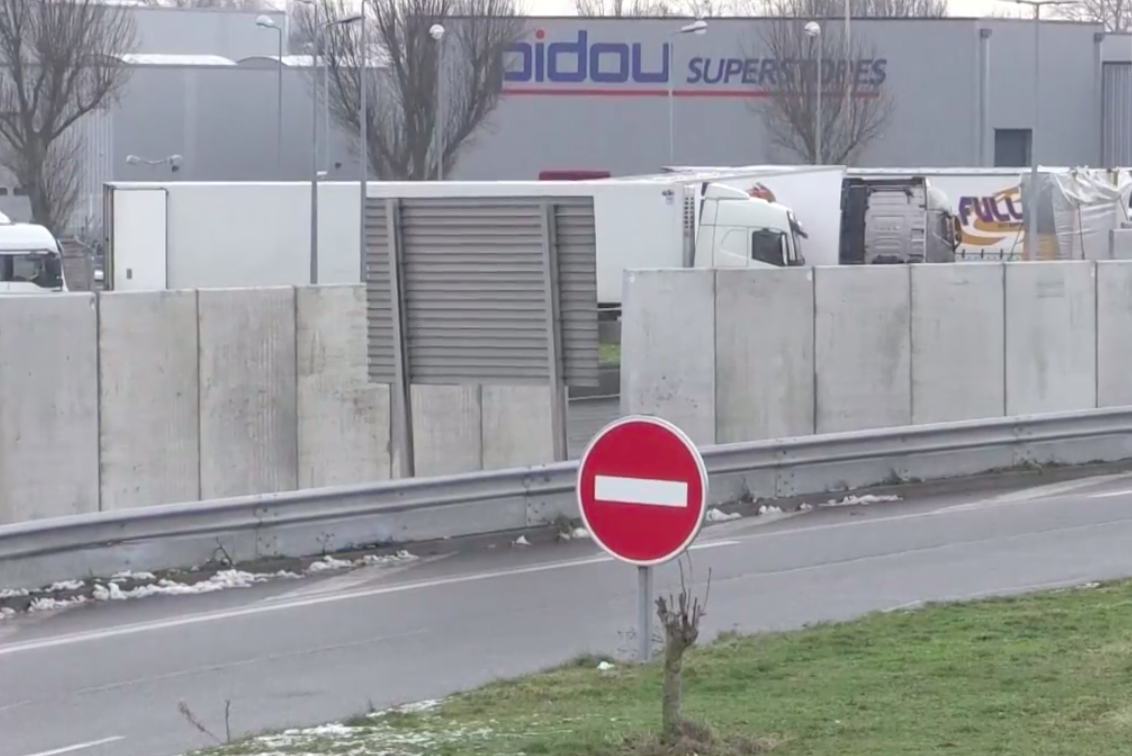 Betonfalat húznak a Calais-i kikötő köré. Végre lépnek valamit a biztonság érdekében?