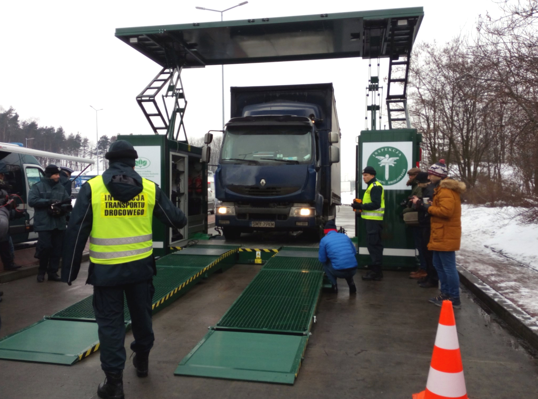 Inspekcja Transportu Drogowego zyskała w ubiegłym tygodniu trzecią mobilna stację diagnostyczną do szczegółowej kontroli stanu technicznego pojazdów. Nowy sprzęt trafił do „krokodyli” na Śląsku i jest najnowocześniejszy w kraju. Stacja może badać stan wszystkich typów samochodów pojazdów podlegających kontroli ITD: busy, autobusy, ciężarówki, zespoły pojazdów o masie 40 ton, a także taksówki. W kontrolowanym aucie można sprawdzić m.in.: układ kierowniczy i hamulcowy, zawieszenie, poprawność kalibracji tachografu i zawartość spalin. Stacja jest zautomatyzowana i ma własne źródło zasilania. Dzięki specjalnej konstrukcji może zostać rozstawiona nawet w punktach kontrolnych o małej powierzchni. Dwóch pozostałych stacji mobilnych używają inspektorzy z województw kujawsko-pomorskiego i dolnośląskiego. Fot. ITD/Twitter